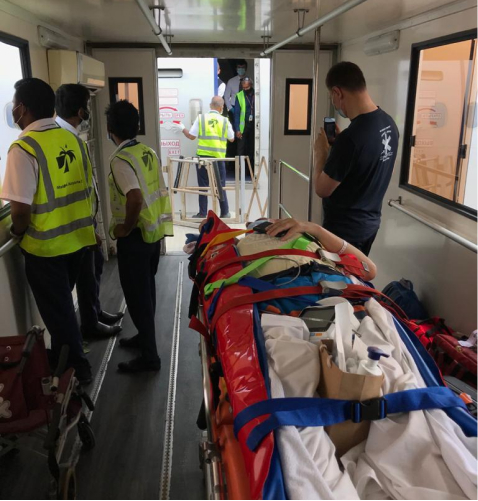 Сотрудники "Медаэро-Сервис" с пациентом поднимаются с помощью амбулифта в самолет